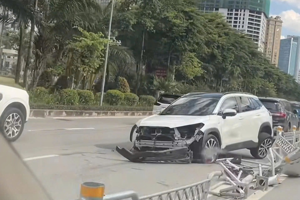Ô tô con nát đầu sau cú đâm vào dải phân cách ở đường Võ Chí Công - 1 Ô tô con nát đầu sau cú đâm vào dải phân cách ở đường Võ Chí Công - 1