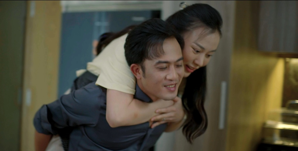 Phương Oanh đóng vợ Doãn Quốc Đam, Shark Bình hỏi có cảnh nóng không - 1