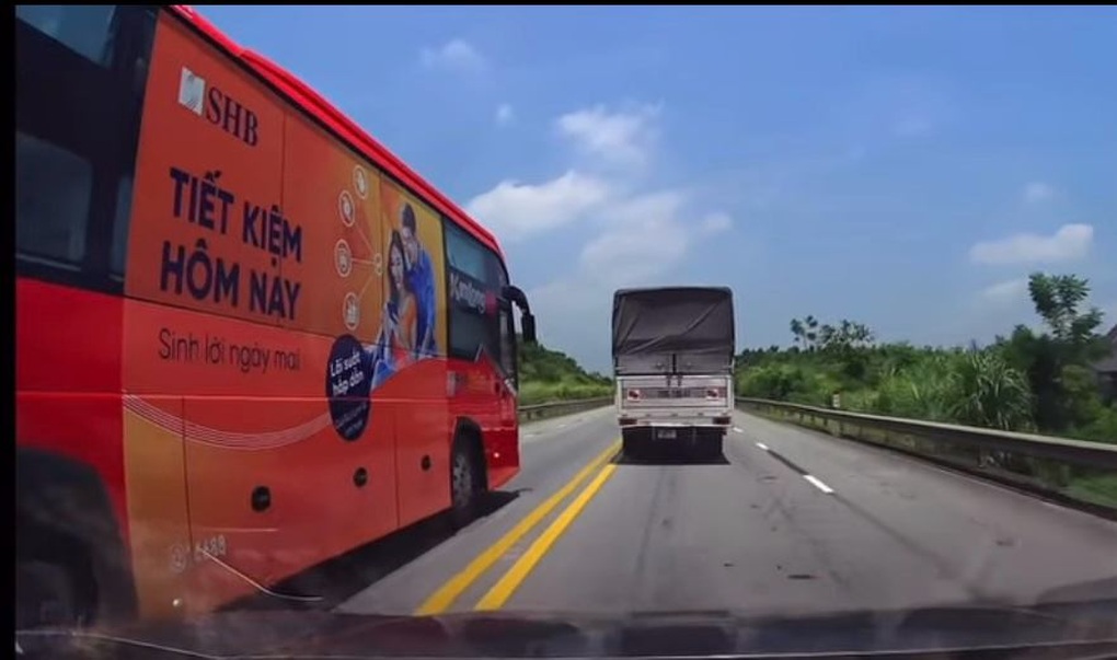 Tài xế xe khách đi không đúng làn, vượt ẩu trên cao tốc bị xử phạt - 1 Tài xế xe khách đi không đúng làn, vượt ẩu trên cao tốc bị xử phạt - 1