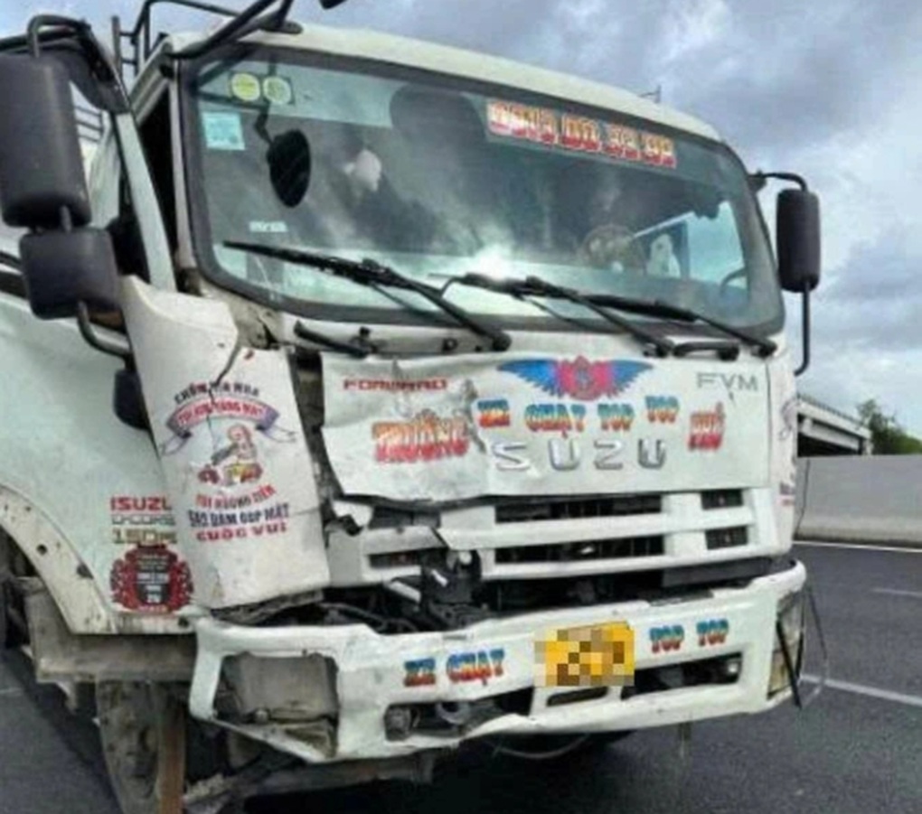 Thông tin chính thức vụ ô tô con bị vò nát trên cao tốc Hà Nội - Hải Phòng - 1 Thông tin chính thức vụ ô tô con bị vò nát trên cao tốc Hà Nội - Hải Phòng - 1