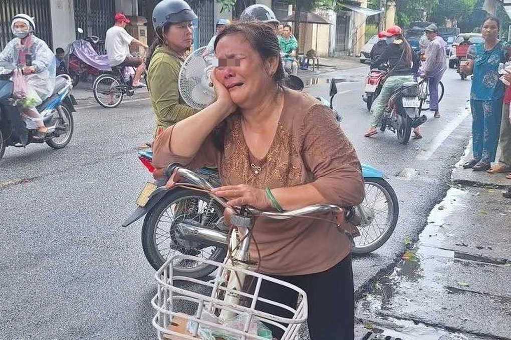 Tiền kẹp trong sổ vay vốn bị rơi, người phụ nữ bật khóc và cái kết có hậu - 1