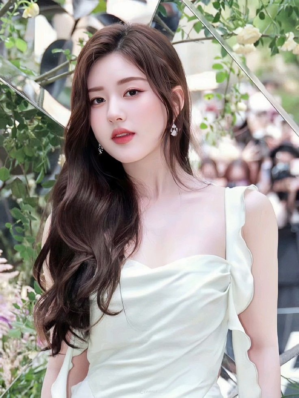 Triệu Lộ Tư rơi vào khủng hoảng khi bóc phốt công ty quản lý và đồng nghiệp - 1