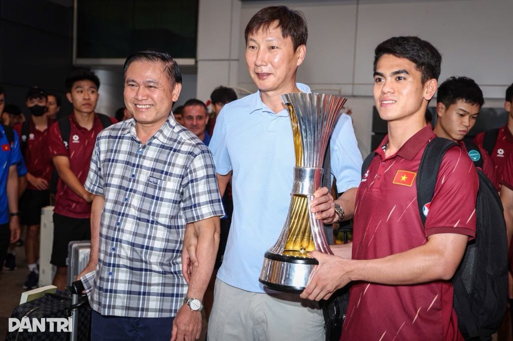 U23 Việt Nam về nước, rạng rỡ bên cúp vô địch Đông Nam Á - 2