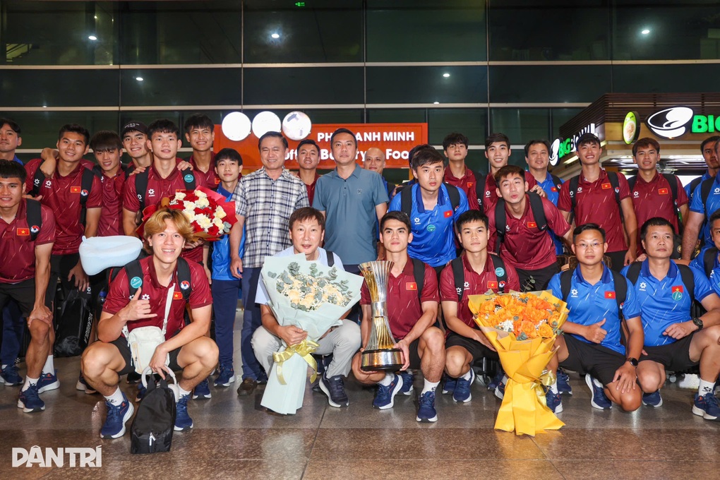 U23 Việt Nam về nước, rạng rỡ bên cúp vô địch Đông Nam Á - 1