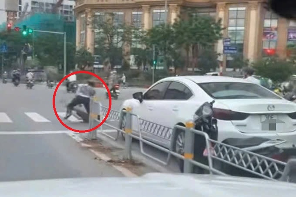 Xác minh clip 2 tài xế lao vào hành hung nhau trên đường Võ Chí Công - 1 Xác minh clip 2 tài xế lao vào hành hung nhau trên đường Võ Chí Công - 1