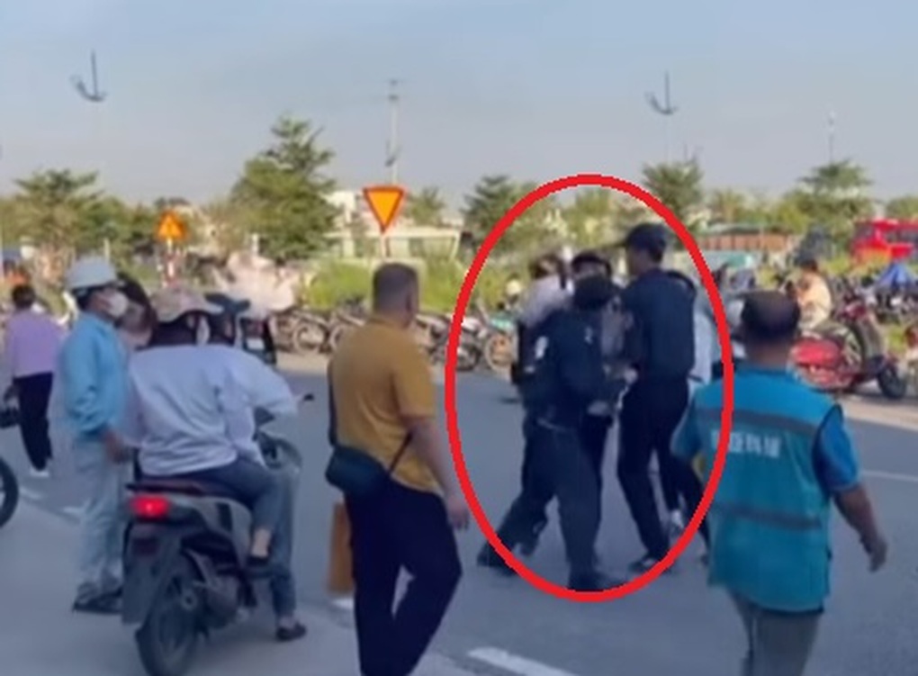 Xác minh hình ảnh một công nhân bị hai bảo vệ hành hung - 1 Xác minh hình ảnh một công nhân bị hai bảo vệ hành hung - 1