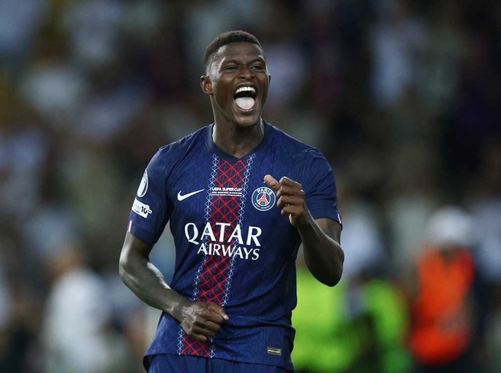 Xuất hiện cầu thủ khiến Messi, C.Ronaldo chào thua ở tuổi 23 - 1