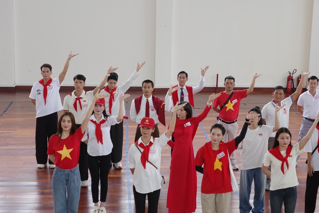 Sốt video Hoa hậu và diễn viên Mưa đỏ trả lời vì sao đất nước mình đẹp - 2 Sốt video Hoa hậu và diễn viên Mưa đỏ trả lời vì sao đất nước mình đẹp - 2