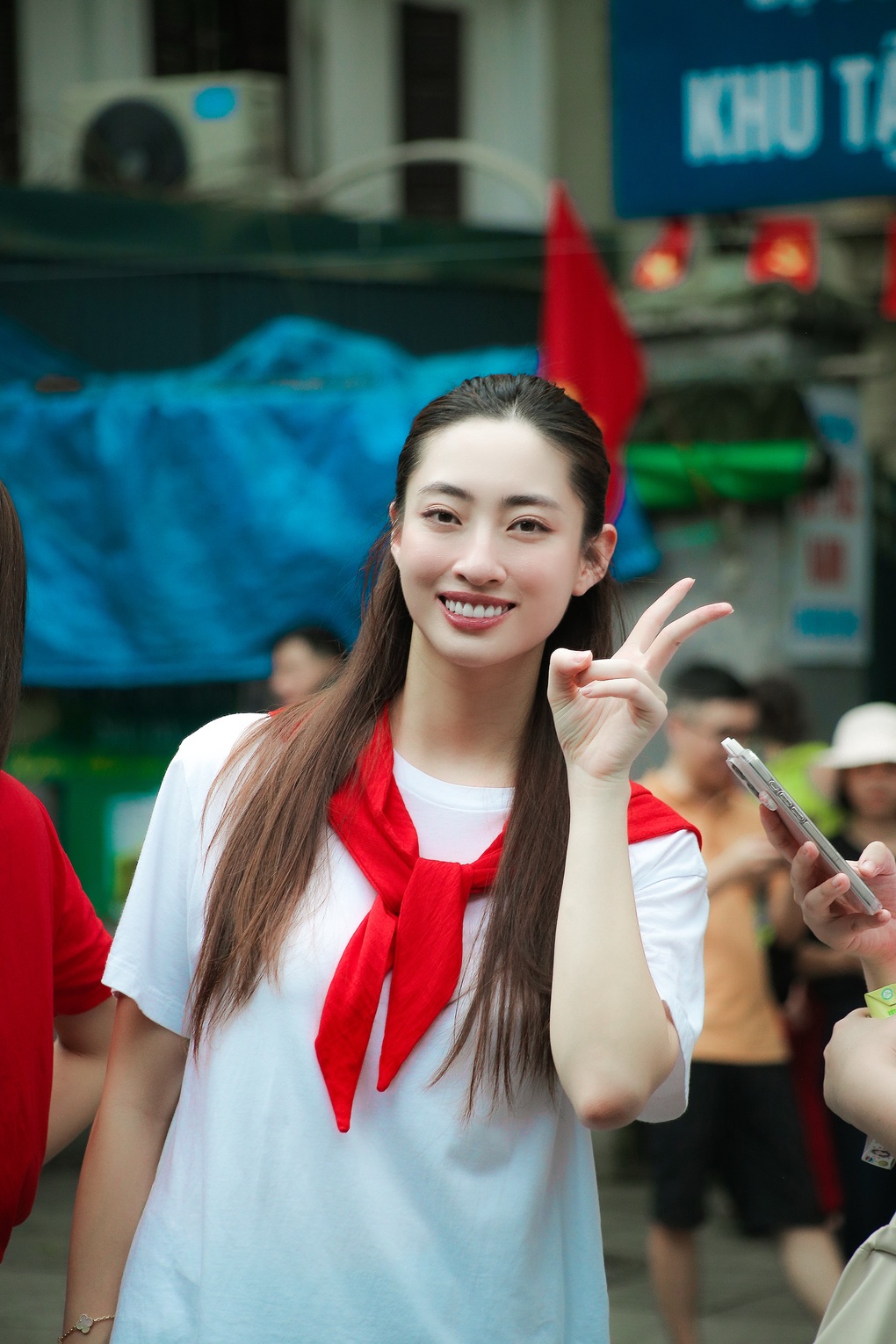 Sốt video Hoa hậu và diễn viên Mưa đỏ trả lời vì sao đất nước mình đẹp - 3 Sốt video Hoa hậu và diễn viên Mưa đỏ trả lời vì sao đất nước mình đẹp - 3