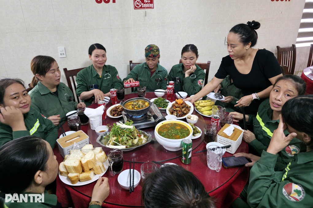 Hai bữa cơm nghĩa tình ấm lòng hàng trăm lao công sau bão - 2