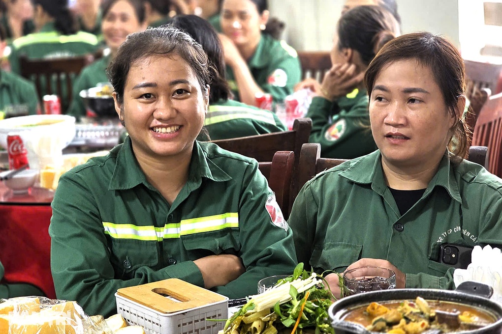 Hai bữa cơm nghĩa tình ấm lòng hàng trăm lao công sau bão - 3