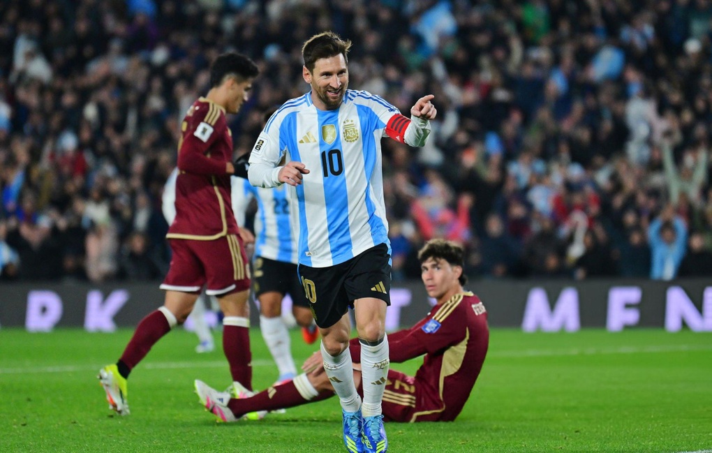 Messi giúp Argentina đại thắng, Brazil vươn lên nhì bảng - 2 Messi giúp Argentina đại thắng, Brazil vươn lên nhì bảng - 2