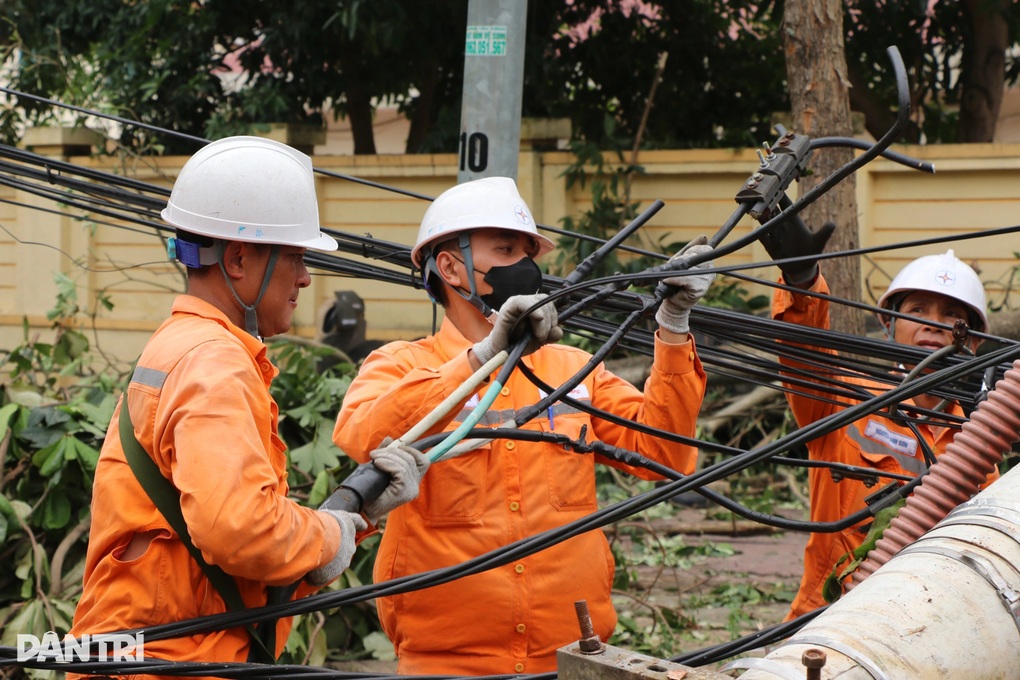 Đặt 130.000 đồng/suất, công nhân điện lực nhận bữa cơm ngang 40.000 đồng - 3
