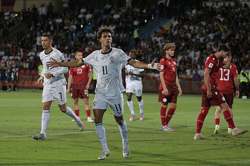 Ronaldo tỏa sáng giúp Bồ Đào Nha thắng đậm, tuyển Anh tiếp tục toàn thắng - 3 Ronaldo tỏa sáng giúp Bồ Đào Nha thắng đậm, tuyển Anh tiếp tục toàn thắng - 3