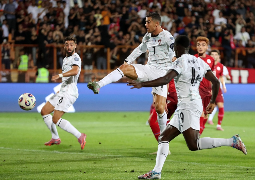 Ronaldo tỏa sáng giúp Bồ Đào Nha thắng đậm, tuyển Anh tiếp tục toàn thắng - 2 Ronaldo tỏa sáng giúp Bồ Đào Nha thắng đậm, tuyển Anh tiếp tục toàn thắng - 2