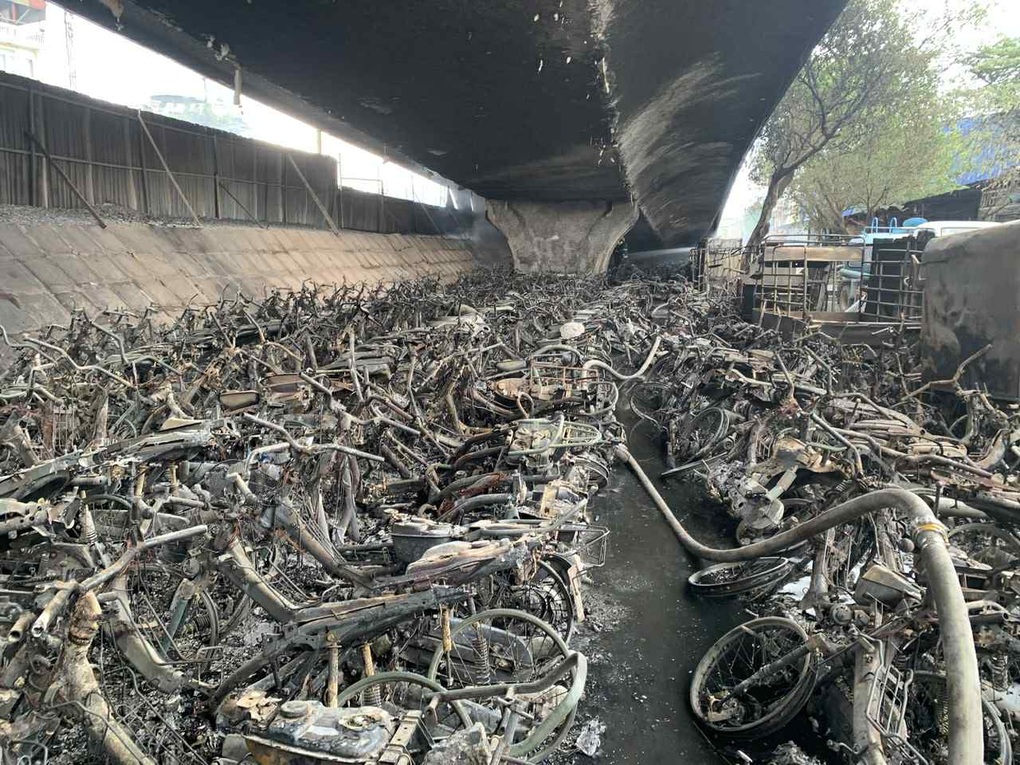 Hà Nội: Cháy bãi gửi xe gần cầu Vĩnh Tuy, khói đen bốc cao hàng chục mét - 3 Hà Nội: Cháy bãi gửi xe gần cầu Vĩnh Tuy, khói đen bốc cao hàng chục mét - 3