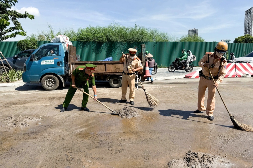 Xử phạt tài xế xe tải để dầu đổ tràn xuống phố Hà Nội - 2
