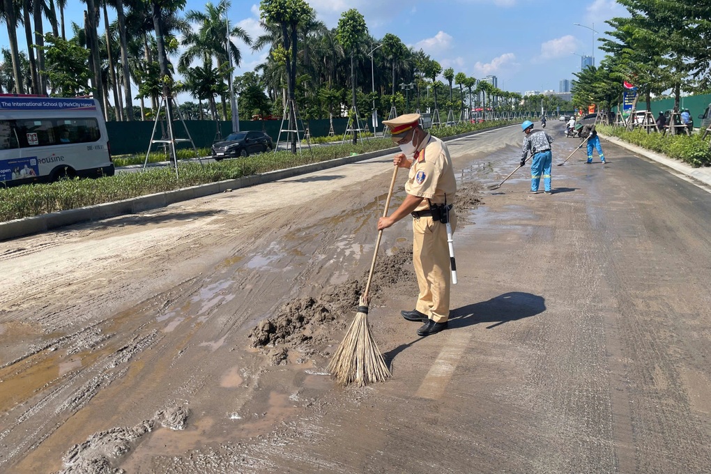 Ô tô chở dầu diesel vỡ téc, tràn ra đường Lê Quang Đạo kéo dài - 2