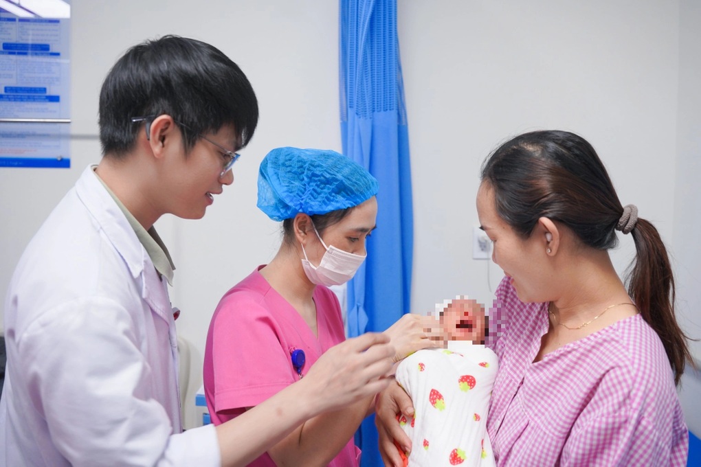 Cảnh sát giao thông lái xe tuần tra mở đường đưa sản phụ đi cấp cứu - 2