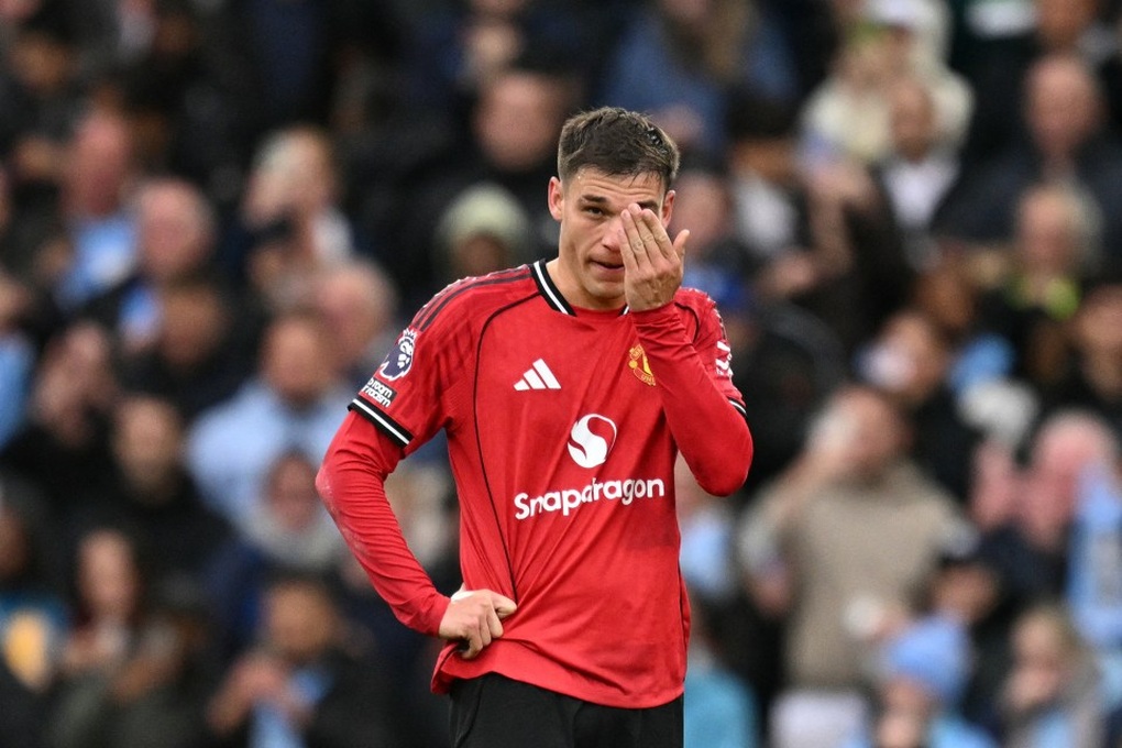 CĐV Man Utd tức giận, đòi đuổi hai ngôi sao sau trận thua Man City - 2