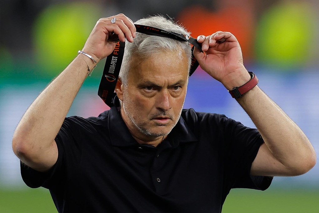 CLB đầu tiên sa thải HLV ở Champions League, Mourinho sắp “lao vào lửa” - 2
