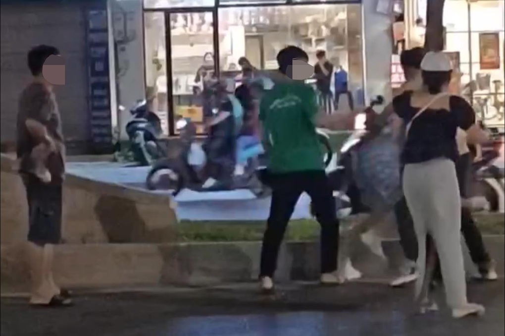 Nam thanh niên có biểu hiện lạ, ra giữa đường Hồ Tùng Mậu chặn ô tô - 2