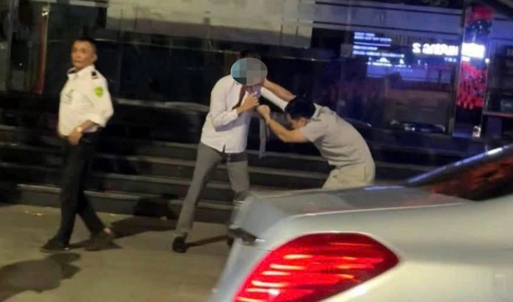 Người nước ngoài lái xe biển ngoại giao bị tài xế nghi có cồn đánh tới tấp - 2