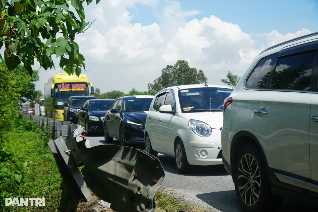 Xe limousine bẹp rúm trên cao tốc, 8 người bị thương - 3