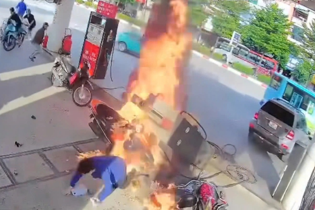 Ô tô lùi đổ trụ bơm xăng gây cháy ngùn ngụt ở Hà Nội - 2