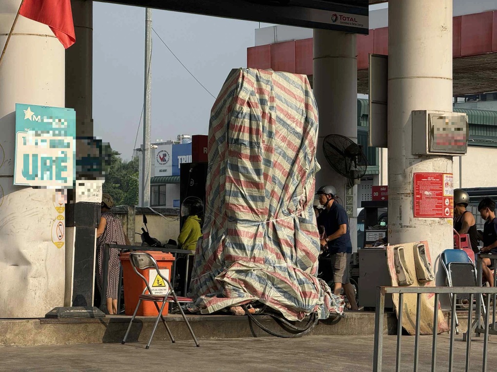 Ô tô lùi đổ trụ bơm xăng gây cháy ngùn ngụt ở Hà Nội - 3
