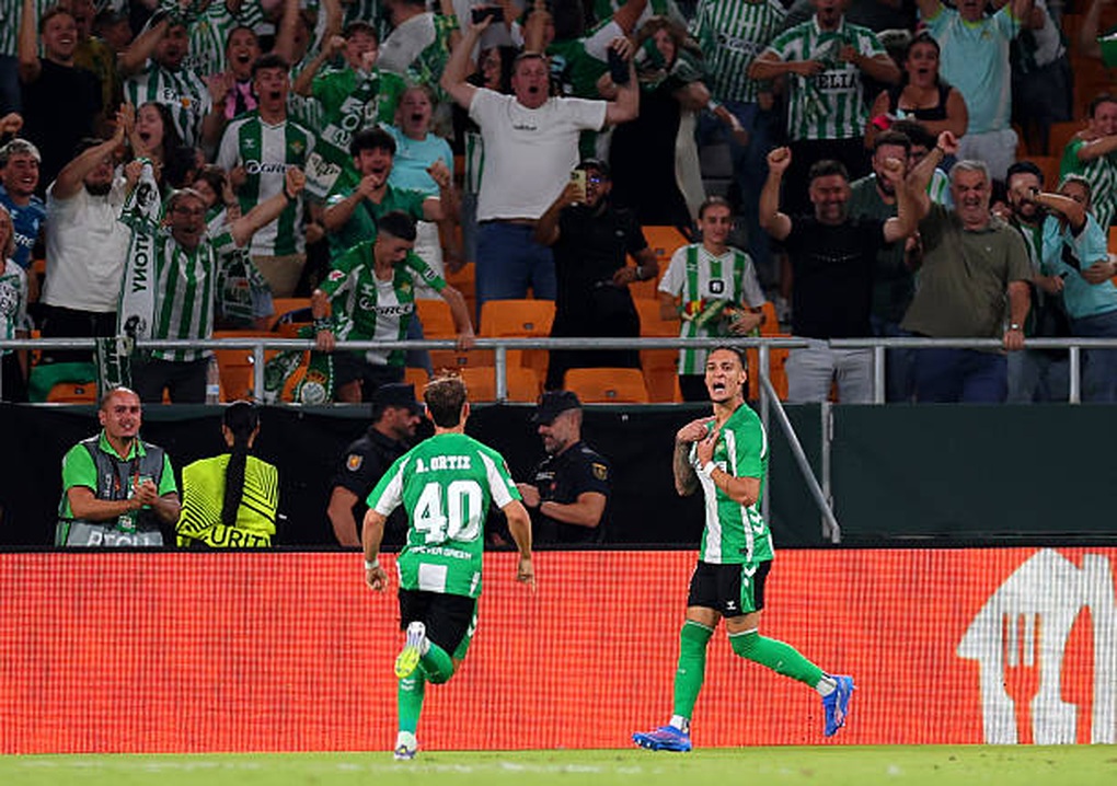 Antony tỏa sáng giúp đội nhà thoát thua ở Europa League - 2