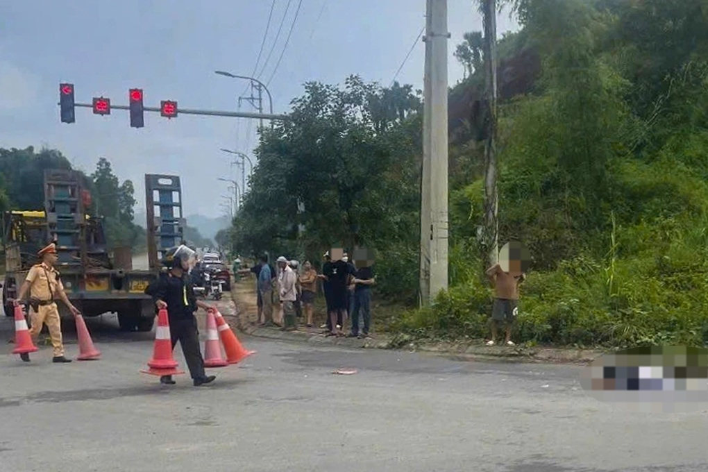 Va chạm với xe tải, nguyên phó hiệu trưởng trường học ở Lào Cai tử vong - 2
