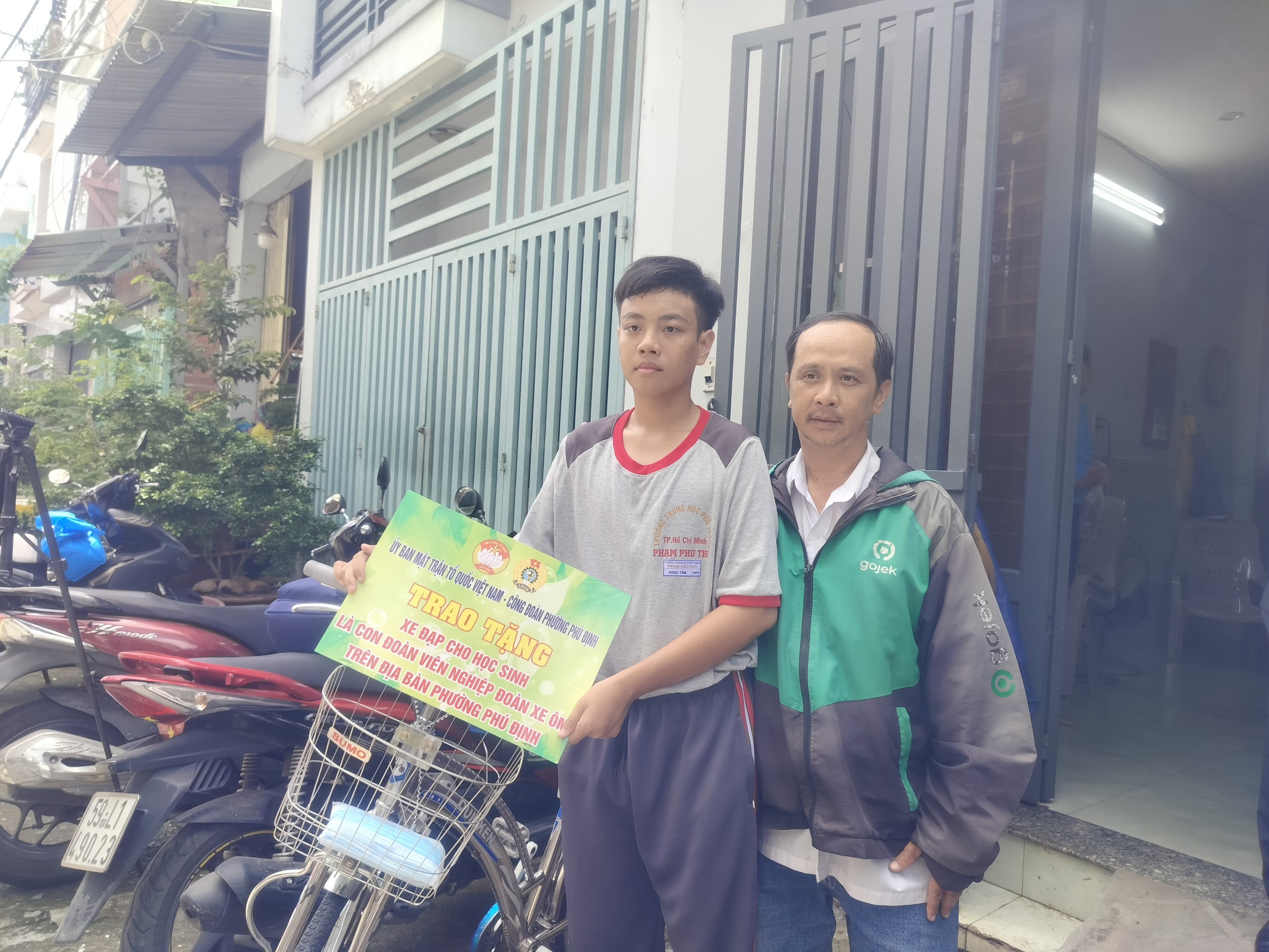 LĐLĐ TP HCM hỗ trợ gia đình đoàn viên nghiệp đoàn đặc biệt khó khăn - Ảnh 4.