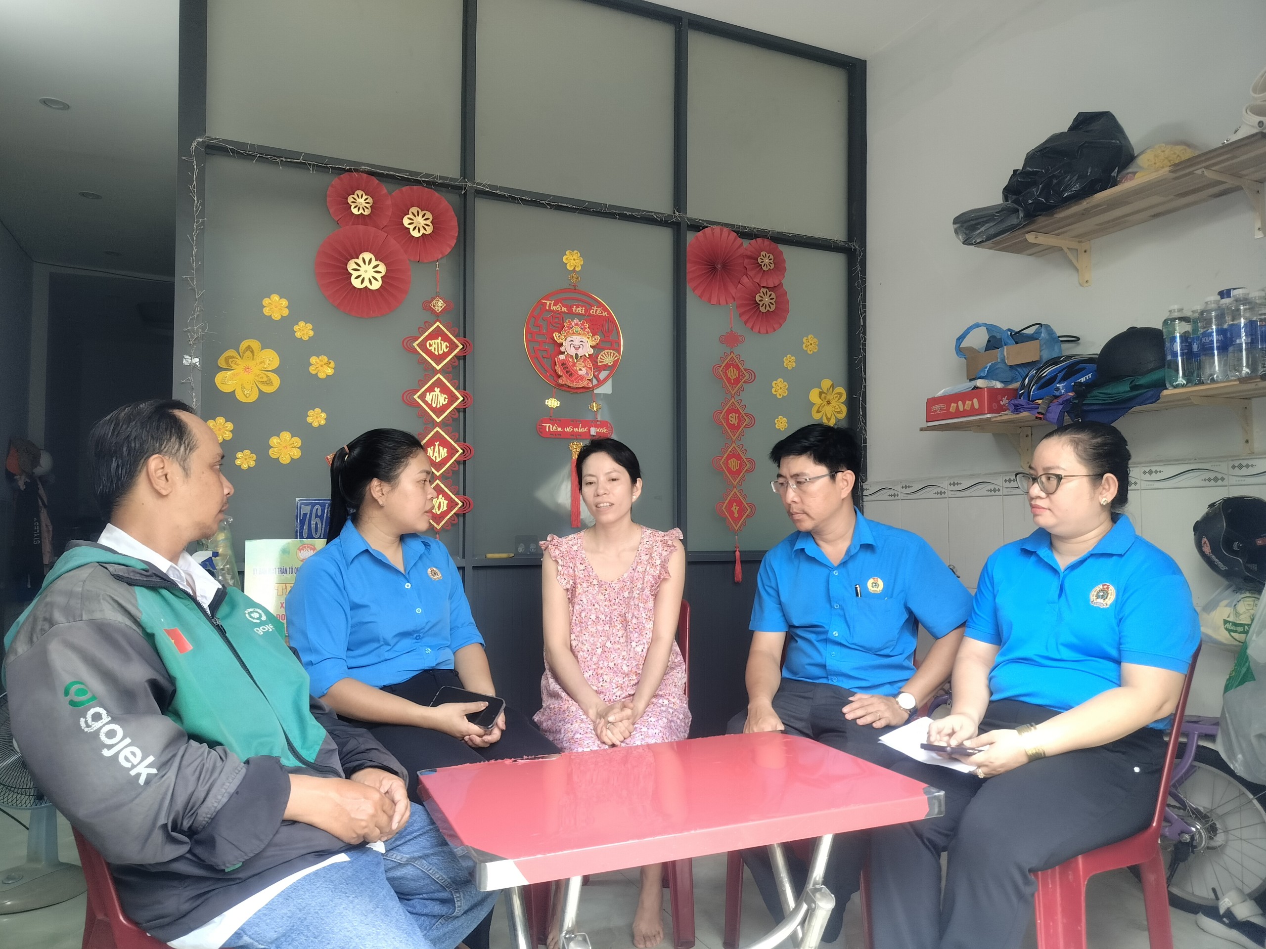 LĐLĐ TP HCM hỗ trợ gia đình đoàn viên nghiệp đoàn đặc biệt khó khăn - Ảnh 2.