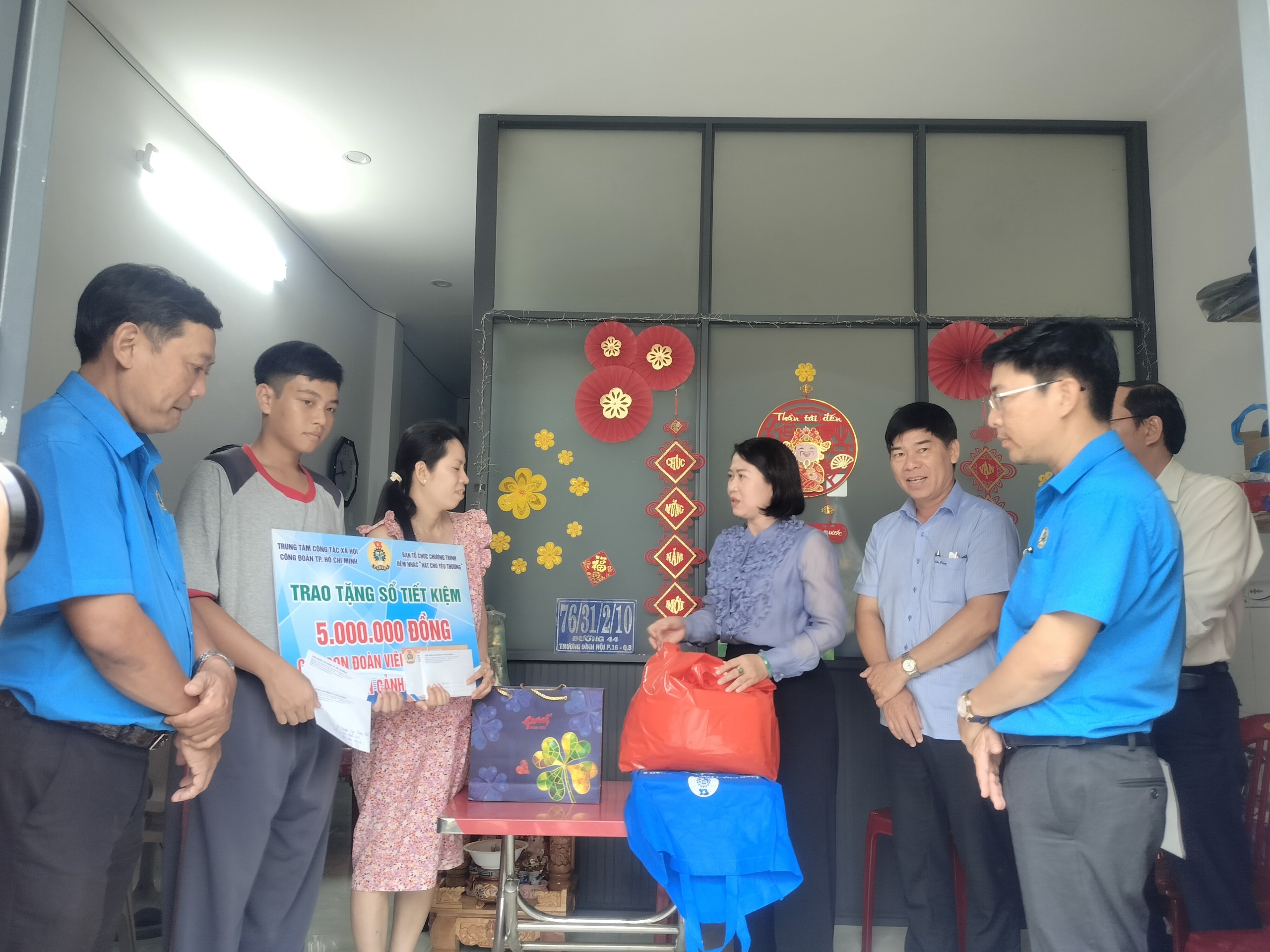 LĐLĐ TP HCM hỗ trợ gia đình đoàn viên nghiệp đoàn đặc biệt khó khăn - Ảnh 3.