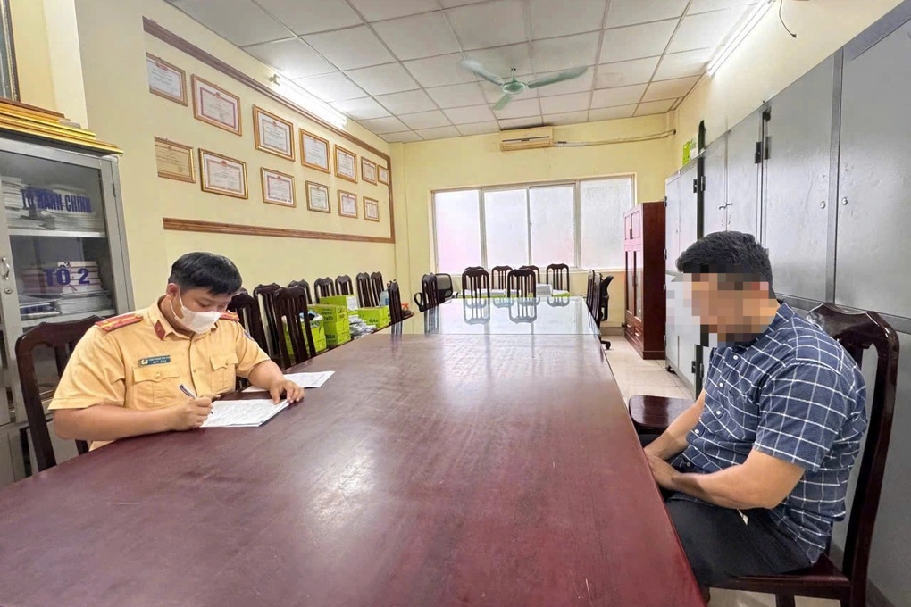 Xử phạt người đàn ông hổ báo húc xe máy, dọa đạp phụ nữ - 2
