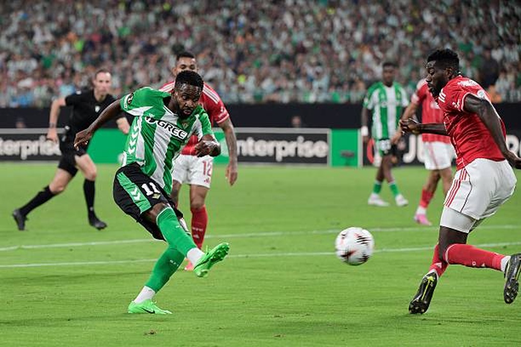 Antony tỏa sáng giúp đội nhà thoát thua ở Europa League - 1