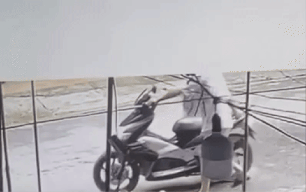 Bé trai 7 tuổi vặn tay ga xe máy gây tai nạn thương tâm - 1