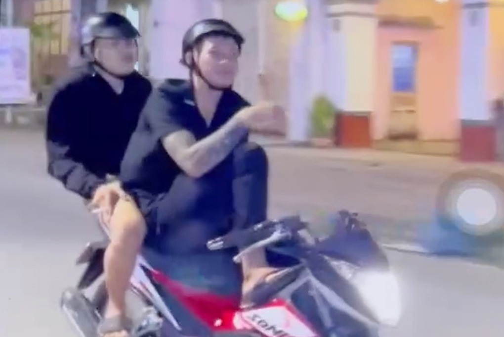 Buông tay, gác chân khi lái xe để quay clip câu view - 1