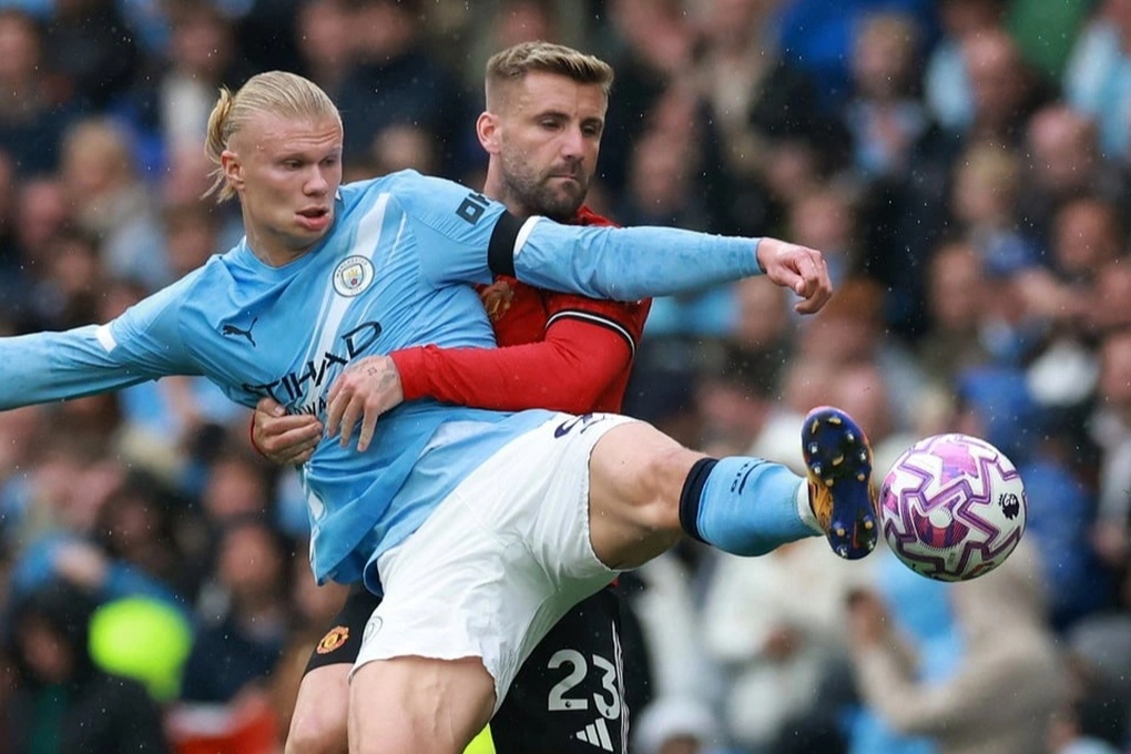 CĐV Man Utd tức giận, đòi đuổi hai ngôi sao sau trận thua Man City - 1