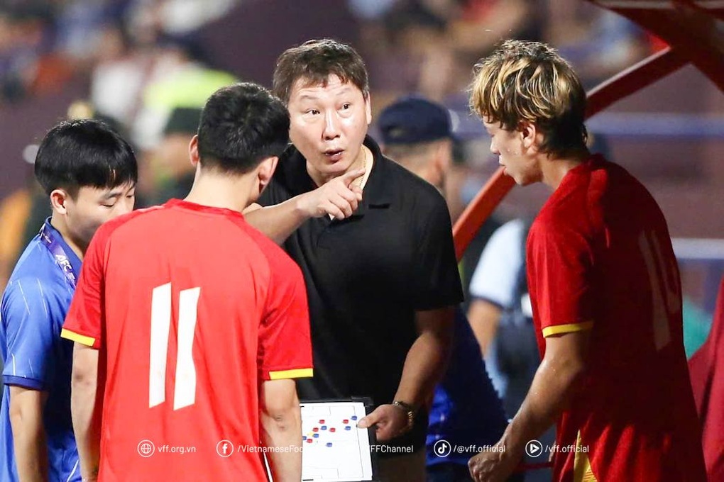 Cầu thủ Việt kiều Lê Viktor đi vào lịch sử bóng đá Việt Nam - 2 Cầu thủ Việt kiều Lê Viktor đi vào lịch sử bóng đá Việt Nam - 2