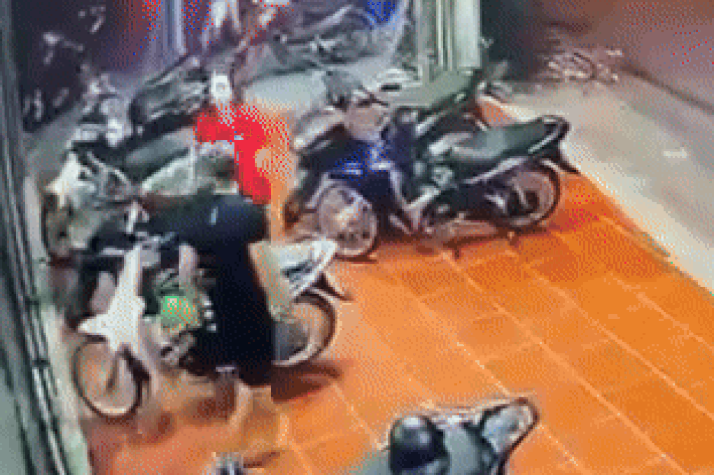 Cô gái bị nam thanh niên đánh liên tiếp trước quán bi-a ở Hà Nội - 1