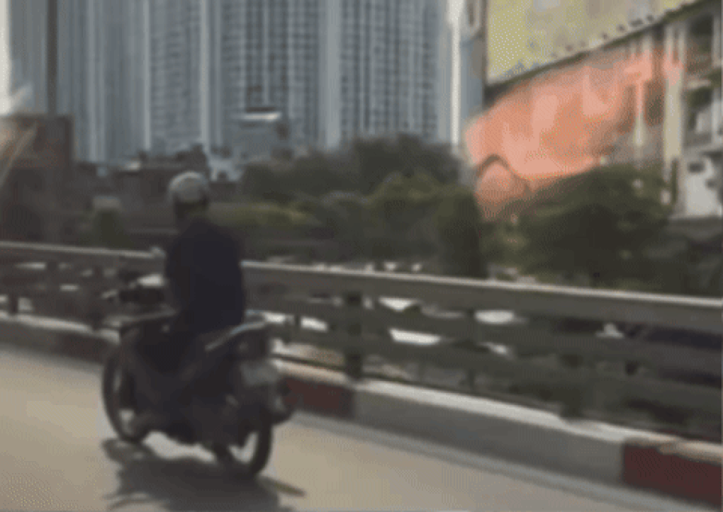 Cục trưởng CSGT ghi hình, tài xế dùng điện thoại lập tức bị xử phạt - 1