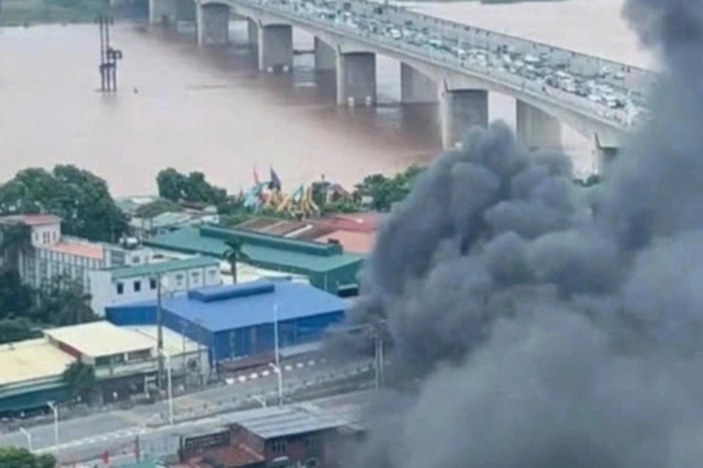 Hà Nội: Cháy bãi gửi xe gần cầu Vĩnh Tuy, khói đen bốc cao hàng chục mét - 1 Hà Nội: Cháy bãi gửi xe gần cầu Vĩnh Tuy, khói đen bốc cao hàng chục mét - 1