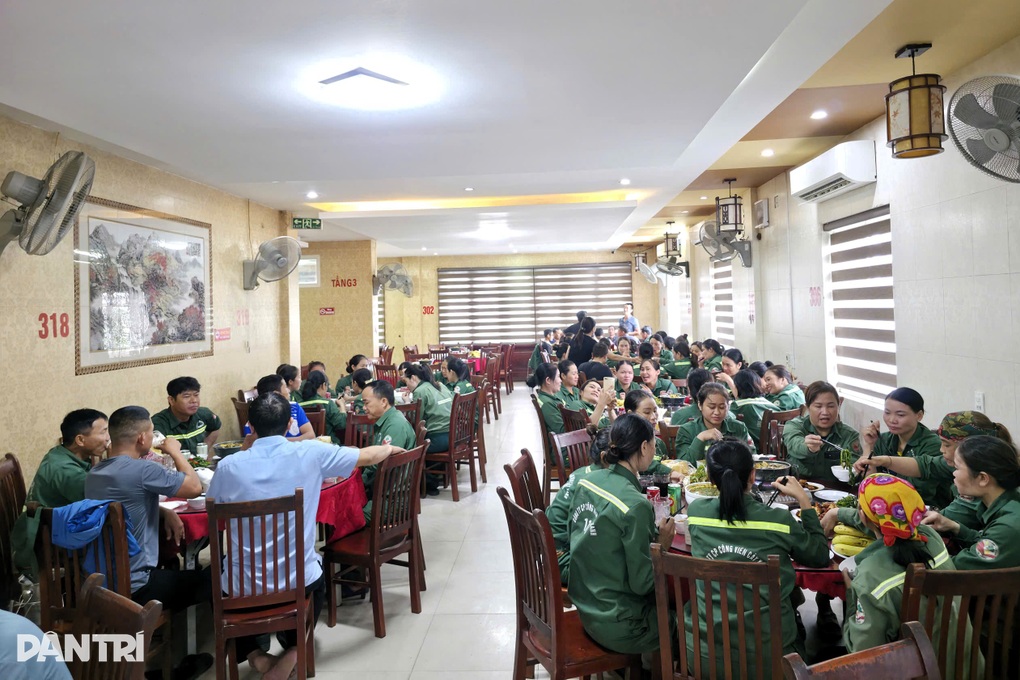 Hai bữa cơm nghĩa tình ấm lòng hàng trăm lao công sau bão - 1
