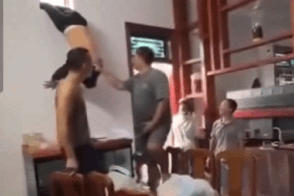 Hy hữu người đàn ông mắc kẹt, treo lơ lửng trên ô cửa thông gió - 1