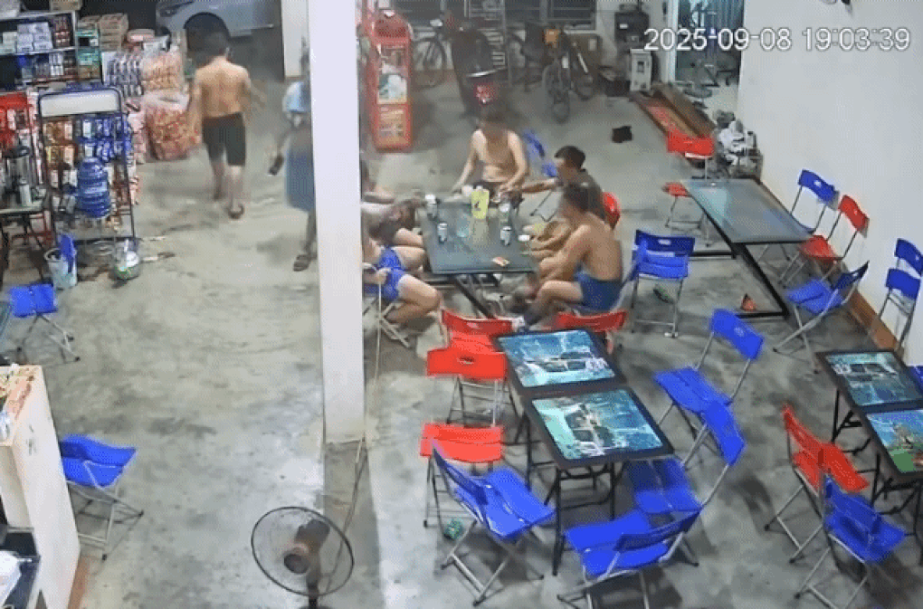 Khoảnh khắc người đàn ông bất ngờ đổ gục trong quán nước - 1