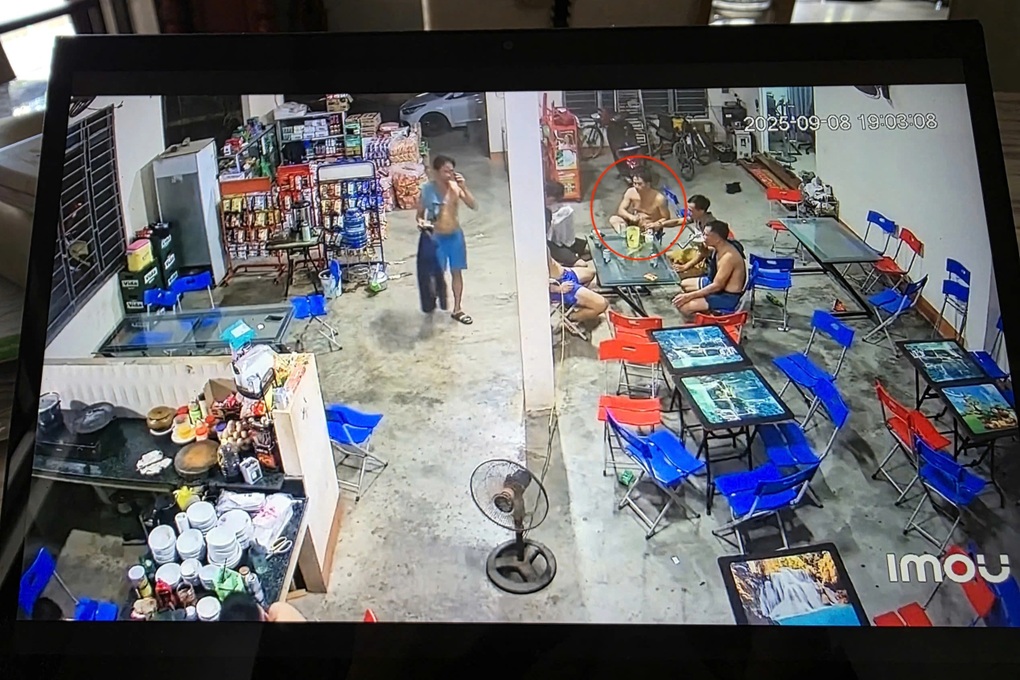 Khoảnh khắc người đàn ông bất ngờ đổ gục trong quán nước - 2