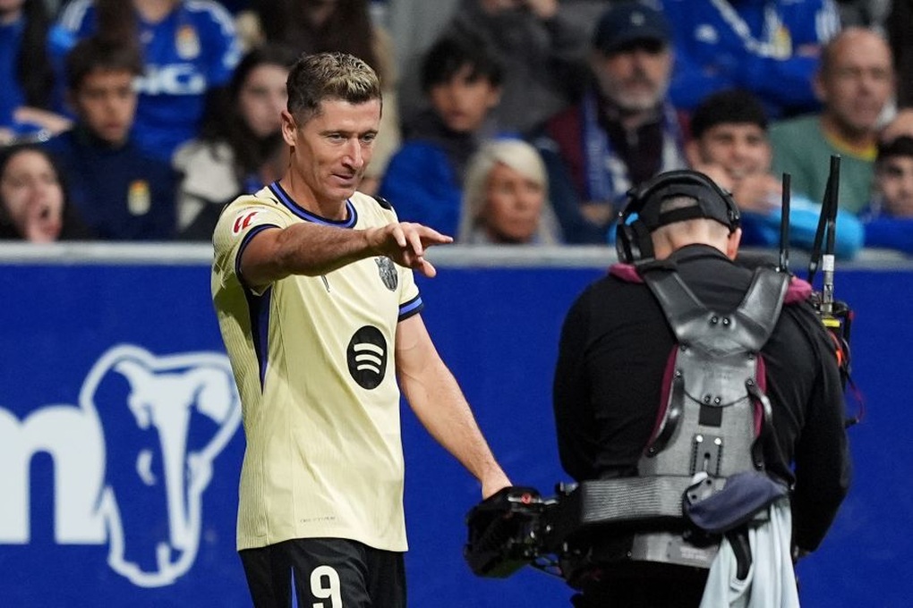 Lewandowski toả sáng giúp Barcelona bám đuổi Real Madrid - 1