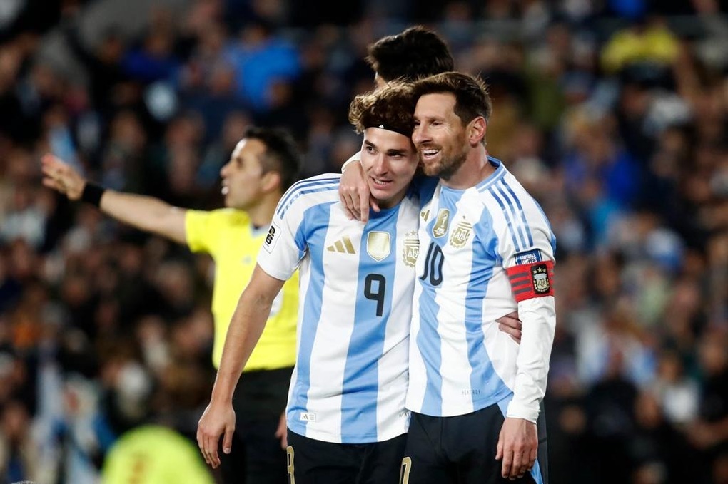 Lionel Messi cân bằng kỷ lục ghi bàn của Ronaldo tại vòng loại World Cup - 1 Lionel Messi cân bằng kỷ lục ghi bàn của Ronaldo tại vòng loại World Cup - 1